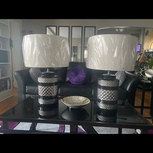 Black and silver lamps with shades comes with 2 lamps and 2 shades.